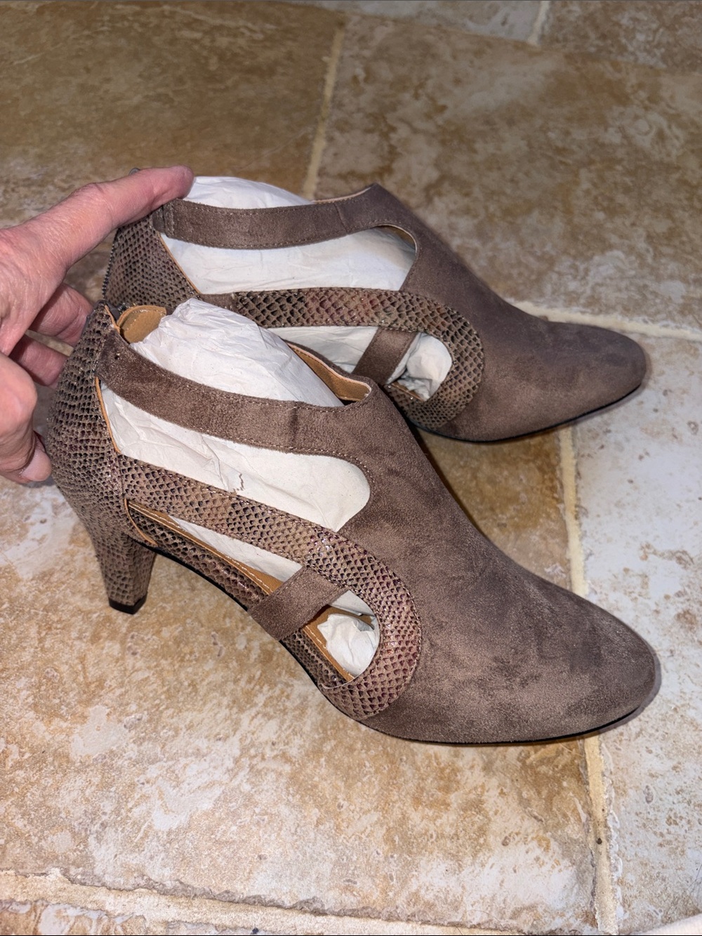 Comfortview Size 9 Women’s Manmade Suede Taupe Heeled Dress Shoe